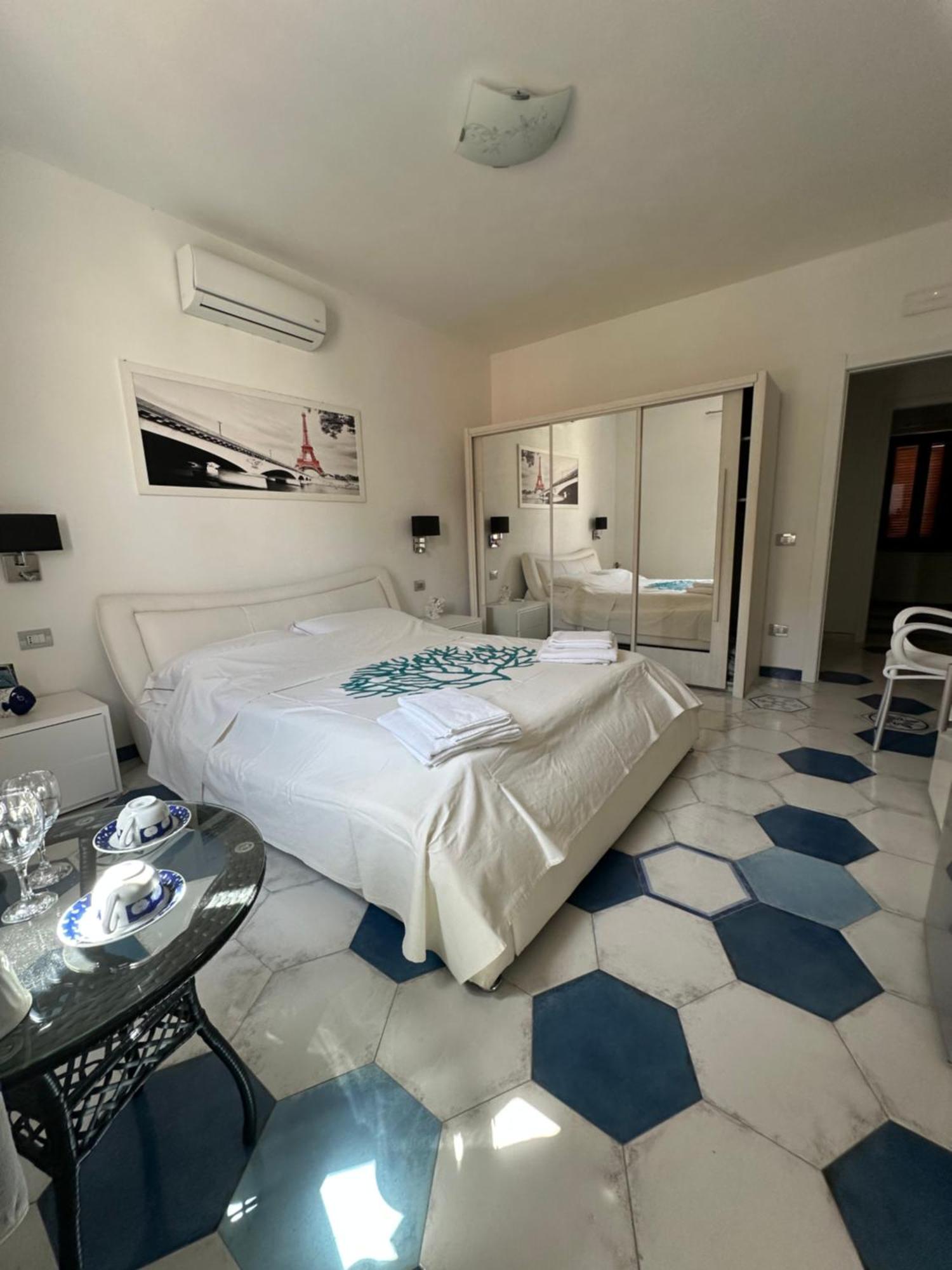 Suites De Mar Santa Teresa Gallura Buitenkant foto